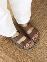 Sandalia Genuins hawaii velour terra unisex con hebillas ajustables y planta anatomica. Fabricado en Elche, pensadas para llevar todos los días por su comodidad. 