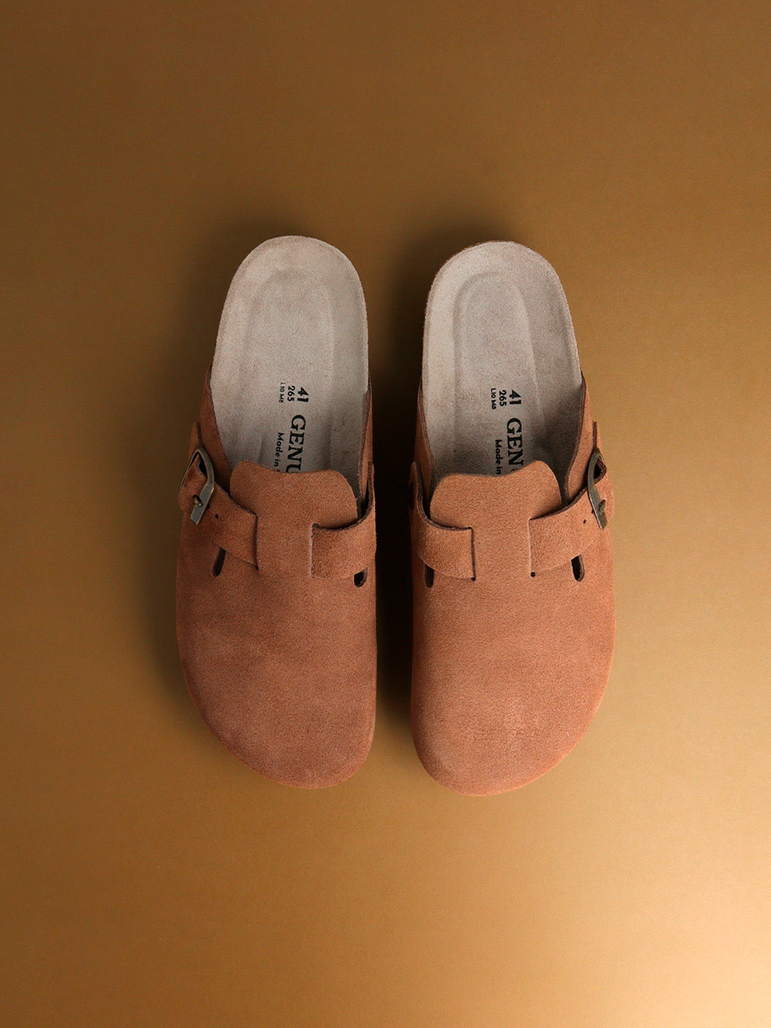 Zueco Genuins unisex elaborado con piel serraje en color marron caramelo y plantilla confortable con apoyo en aarco plantar