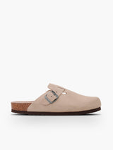 Zueco Genuins Riva  de piel serraje color taupe con planta anatómica de caucho corcho y hebilla ajustable metálica para hombre vista lateral. 